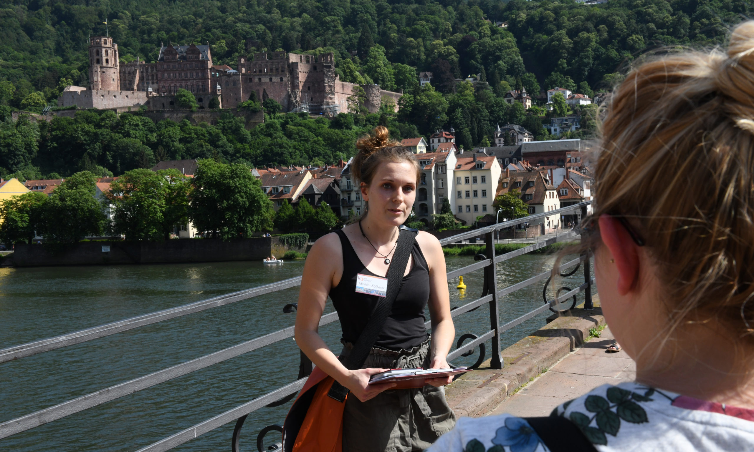 Stadtführerin bei einer Stadtführung in Heidelberg